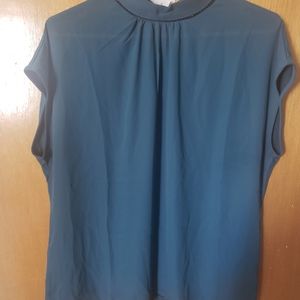 RW&CO Teal Top, short sleeve, detail at the neck